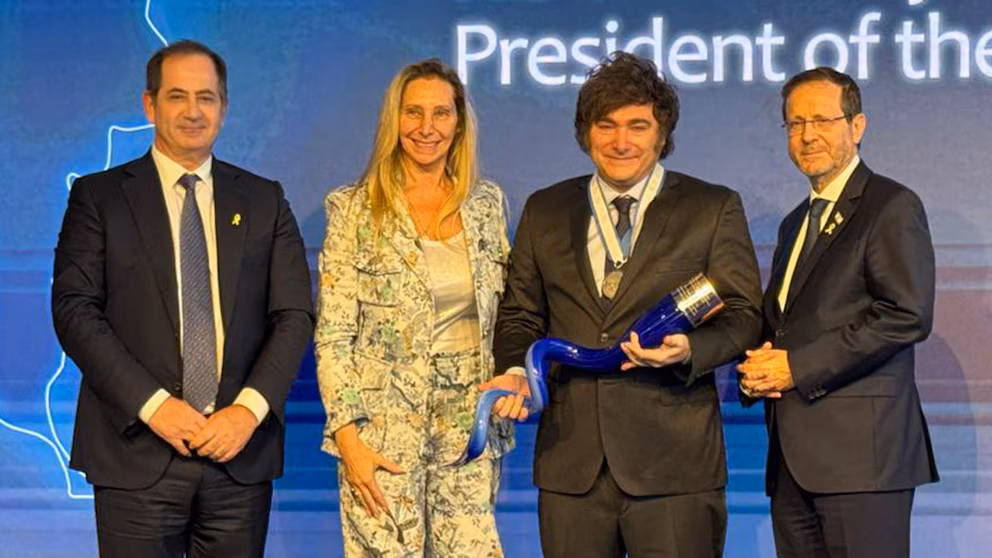 En su último día en Israel, Milei recibió el premio Nobel Judío por su lucha contra el terrorismo internacional